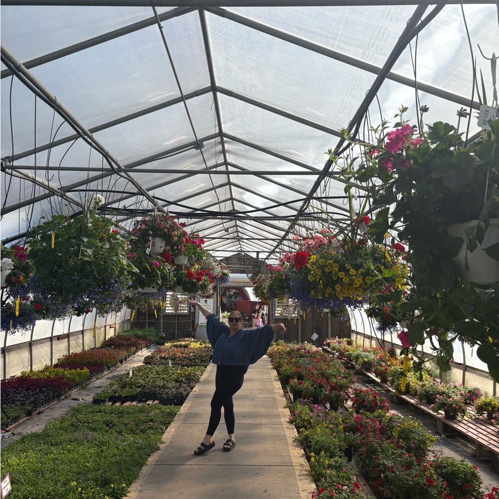 Meet your Posher, Emily 😎🥸🪴🫧🍸🧘‍♀️🎧🎮✈️🏞️🌆